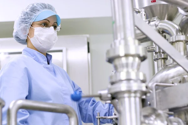 Trabajador de fábrica farmacéutica — Foto de Stock