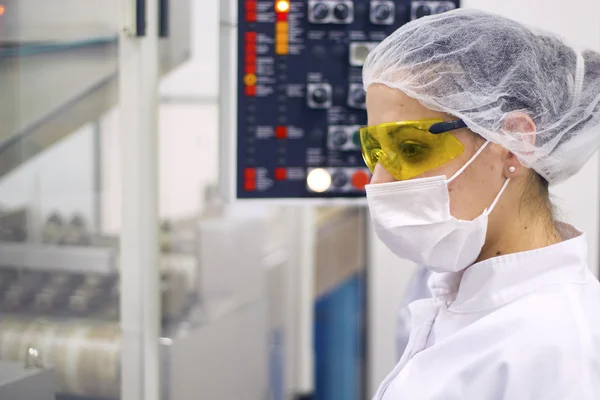 Mulher operando o painel de controle - Fabricação Farmacêutica — Fotografia de Stock