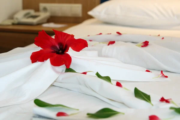 Letto decorato dell'hotel — Foto Stock