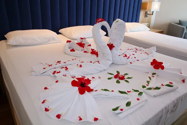 호텔에서 침실 스위트 하트 모양 장식 — 스톡 사진