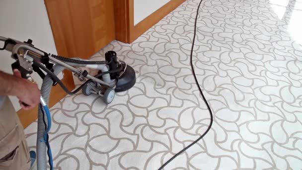 Worker with carpet cleaning machine — Stock Video