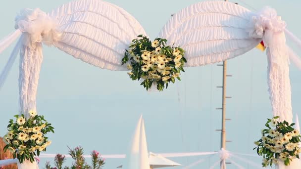 Hochzeitsbogen mit Blumen geschmückt — Stockvideo