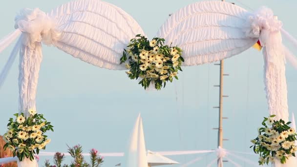 svatební oblouk zdobený květinami