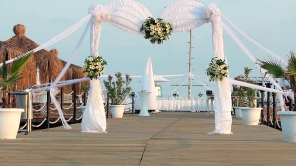 Arco de boda decorado con flores — Vídeos de Stock