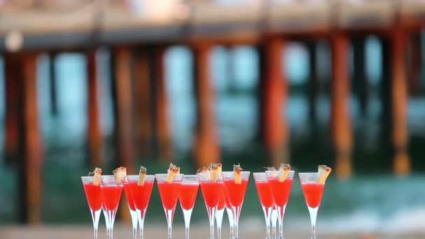 Rote Cocktails in Gläsern — Stockvideo