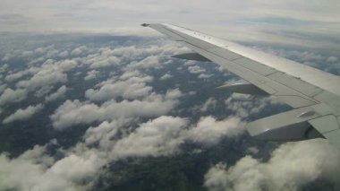 Bulutların üzerinde uçan uçak