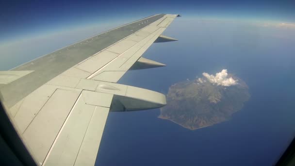 Flugzeugflügel fliegt über Insel — Stockvideo