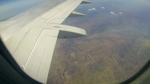 Repülőgép szárnya repülő hegység felett — Stock videók