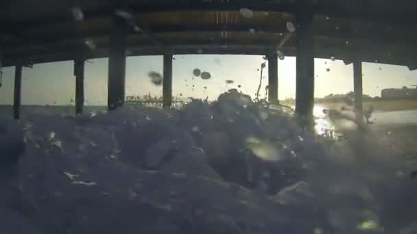İskelenin altında dalgalar çarpışıyor — Stok video