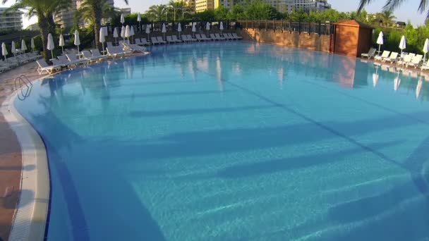 Piscina en el complejo — Vídeos de Stock