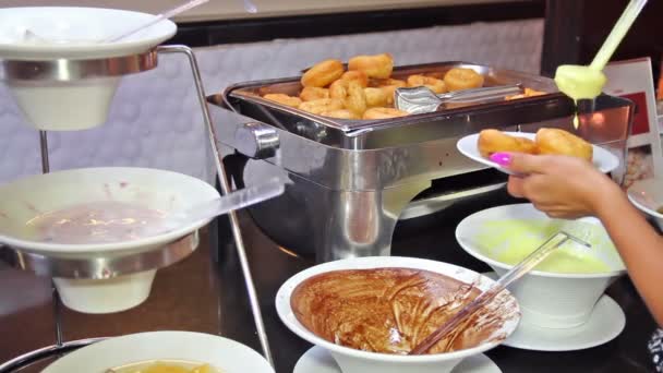 Perempuan Mengambil souse pada Meja Buffet — Stok Video