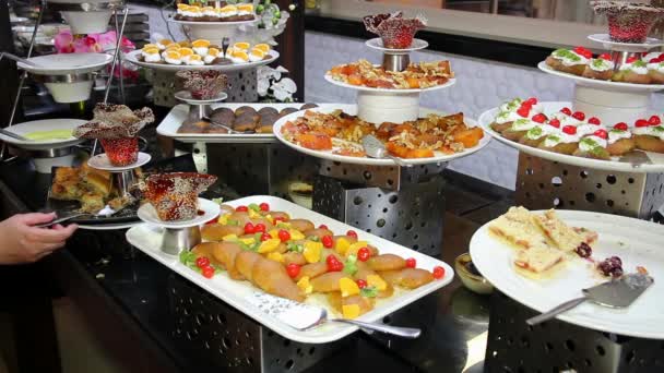 Assortiment van nagerechten op Buffet Catering — Stockvideo