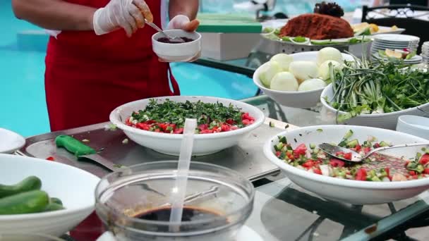 Chef faisant de la salade