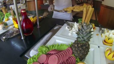 Büfede hizmet veren insanlar