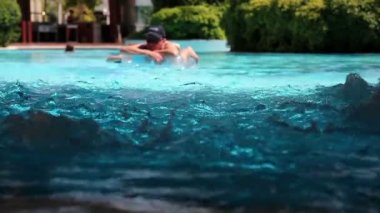 Resort Yüzme Havuzu ile adam