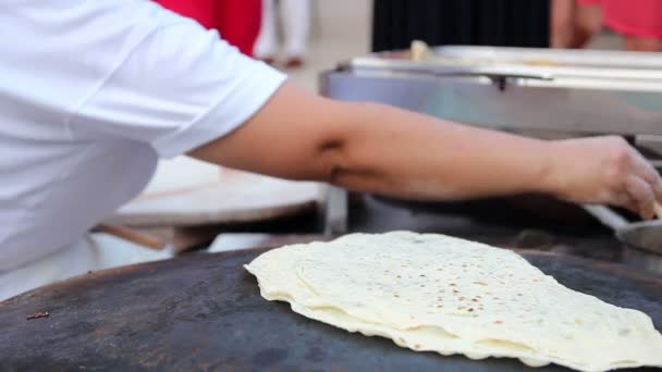 Mujer haciendo panqueques — Vídeos de Stock