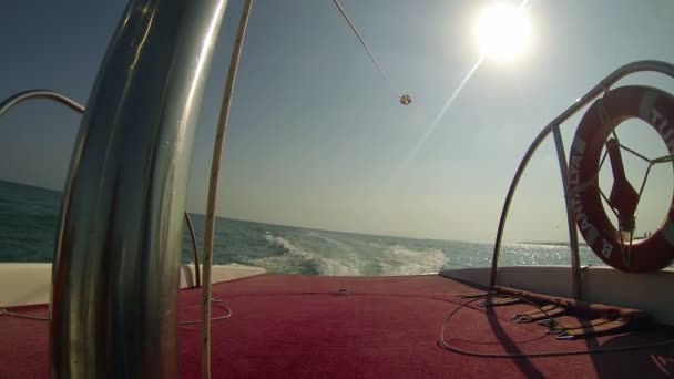 Velocidad barco tira parasailer — Vídeo de stock