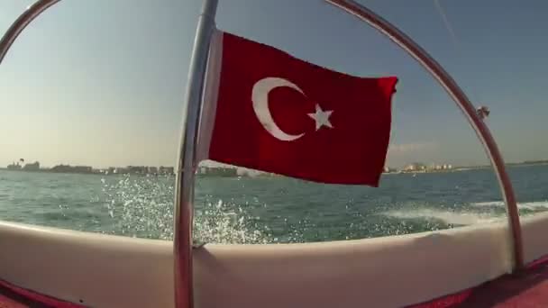 Турецький прапор на моторному човні — стокове відео