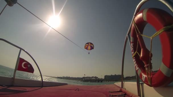 Speedboot trekt parasailer — Stockvideo
