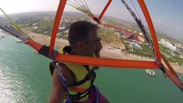 Adam gökyüzünde parasailing — Stok video