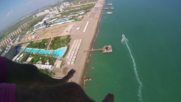 Hombre parapente sobre el océano — Vídeos de Stock