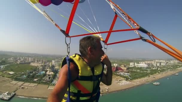 Adam gökyüzünde parasailing — Stok video