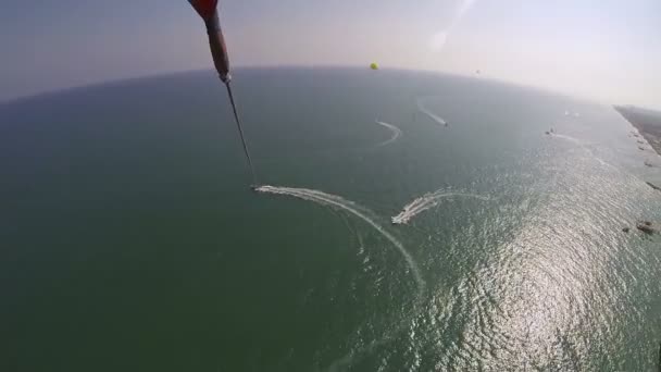 Parasailing över havet — Stockvideo