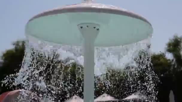 Fuente de agua salpicando — Vídeos de Stock