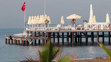 Resort Yüzme Havuzu ile adam