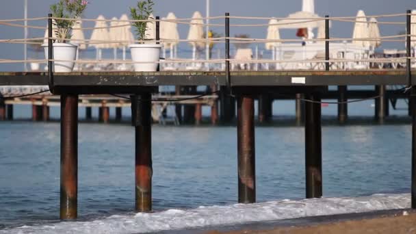 桟橋の下の海の波 — ストック動画