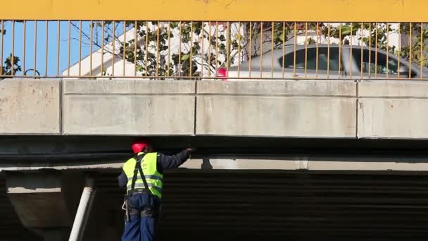 Trabajador de mantenimiento en carretera elevada — Vídeos de Stock