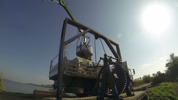 Descarregamento de capturas frescas de peixes — Vídeo de Stock