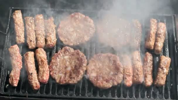 Hamburgerek és a Kebab, grill — Stock videók