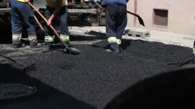 İşçiler asfalt uygulamak