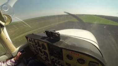 Çim piste iniş uçak