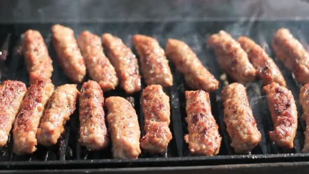Köttet grillas på grillen — Stockvideo