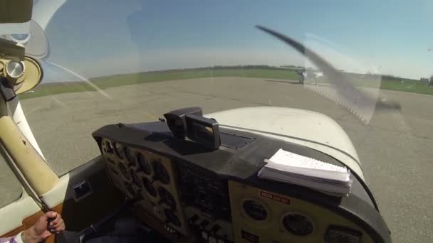 Vliegtuigen die opstijgen vanaf landingsbaan — Stockvideo