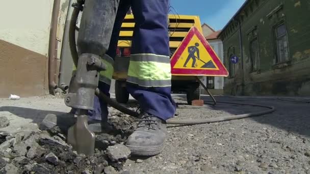 Road reparera arbeten med jackhammer — Stockvideo