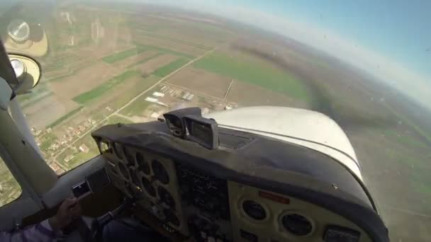 Flugzeuge fliegen über Häuser — Stockvideo