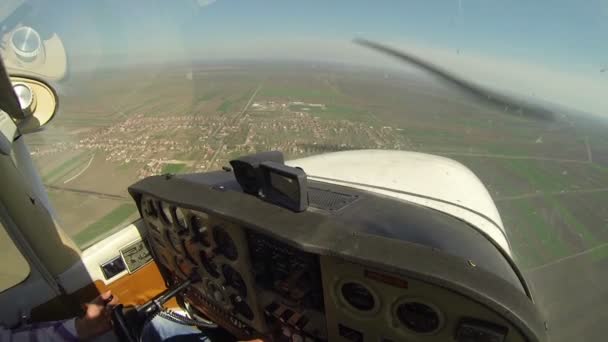 Aviones volando sobre casas — Vídeo de stock