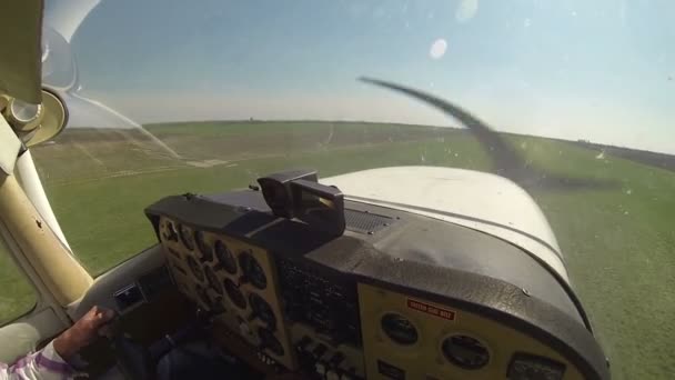 Flugzeug hebt von Landebahn ab — Stockvideo