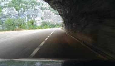 Yol tüneller boyunca sürüş