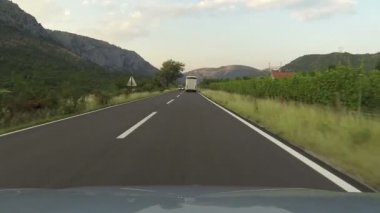 Asfalt yolda sürüş