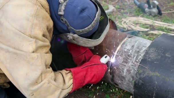 Trabajador con soldador de arco — Vídeos de Stock