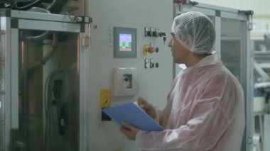 Önünde makine mühendisi