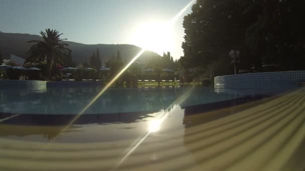 Sole splendente sulla piscina — Video Stock