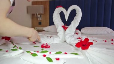 Yatakta aranjman çiçek yaprakları
