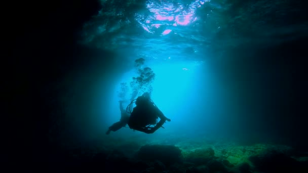 Buceadores explorando una cueva submarina — Vídeos de Stock