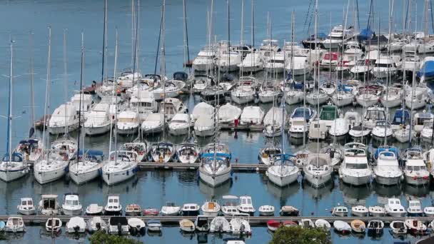 Роскошные яхты в Марина — стоковое видео