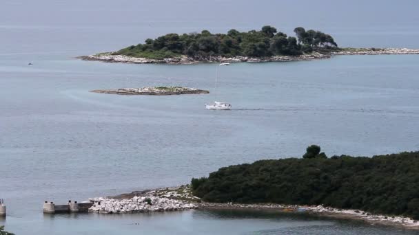 Paysage de la mer avec bateau naviguant à côté de l'île — Video